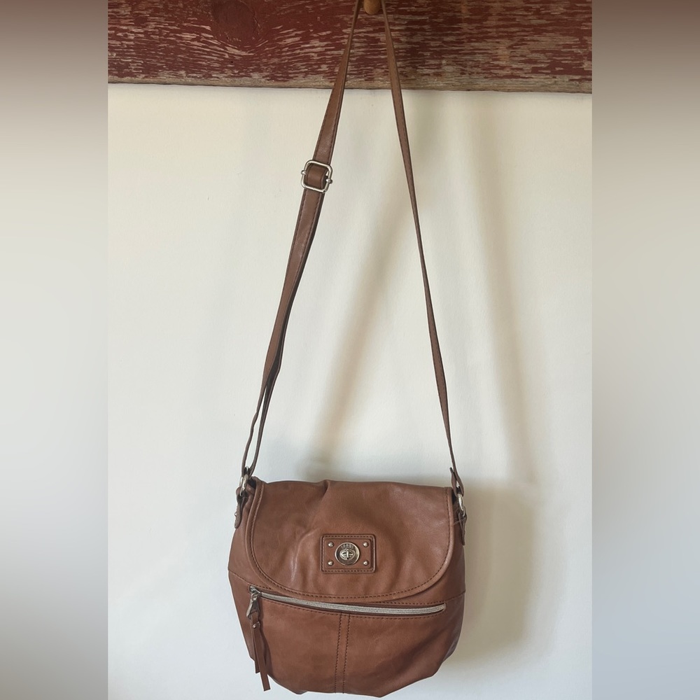 Gorgeous brown leather crossbody by RELIC